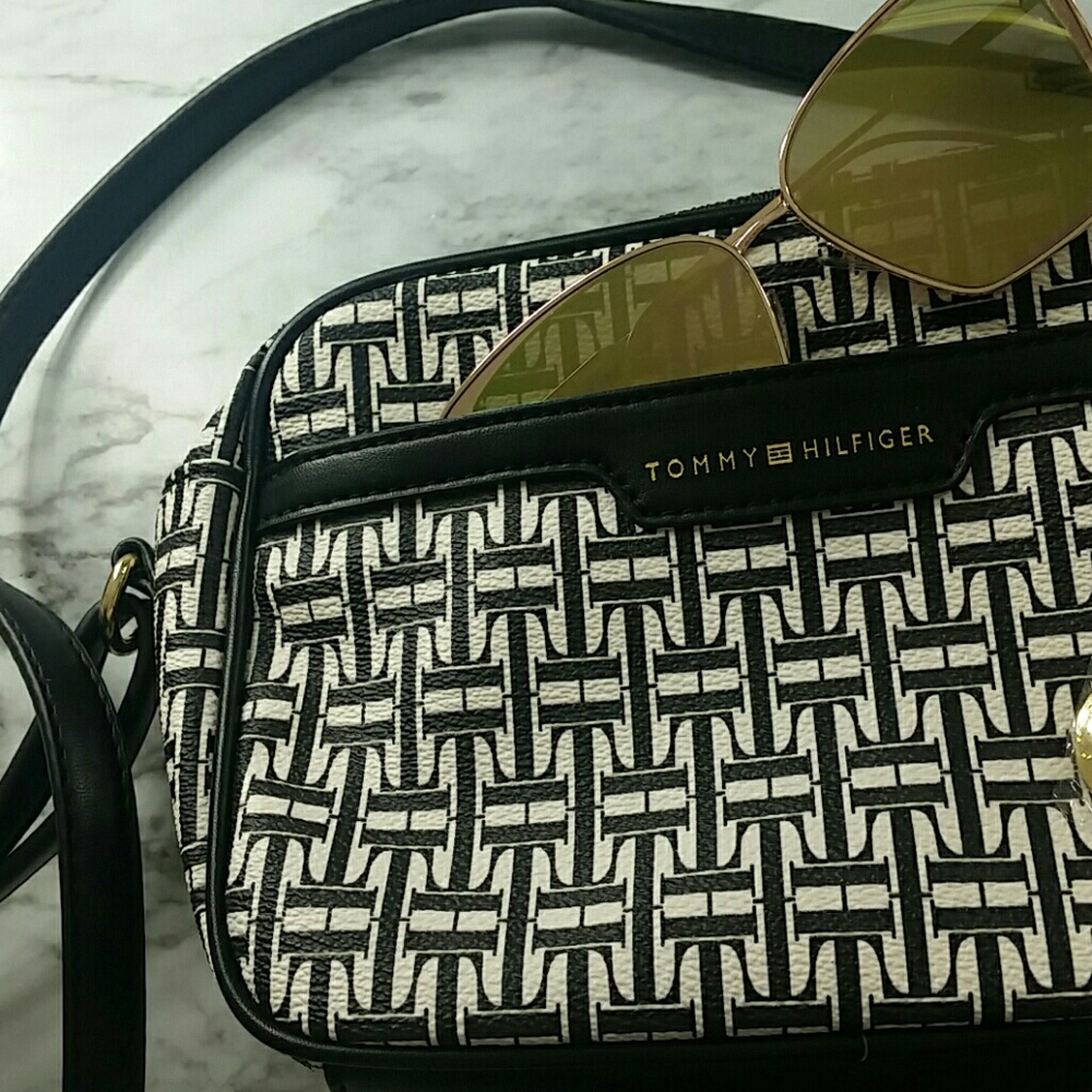 Tommy hilfiger | logo crossbody purse
